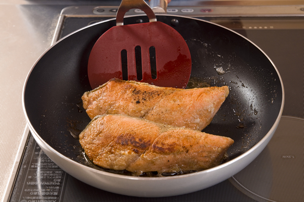バターを熱したフライパンに秋鮭を並べ両面をこんがりと焼いたら器に盛り、仕上げにパセリのみじん切りを散らす。