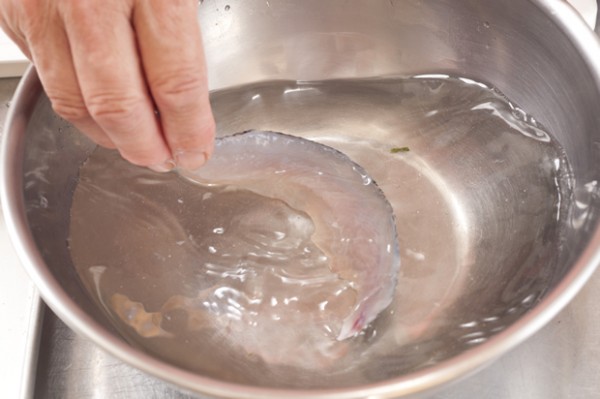 トビウオはウロコを取り、頭と内臓を取り除いて3枚におろし、軽く塩をして30分位おいた後、酢水で振り洗い、キッチンペーパーで水気を拭き取る。