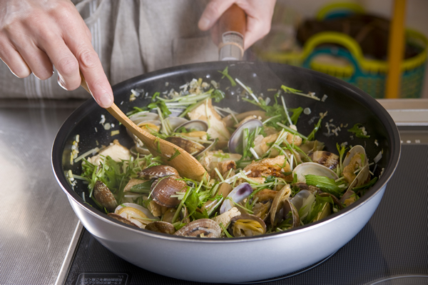 水菜を加えて炒め合わせ、塩、コショウで味を調えて器に盛る。