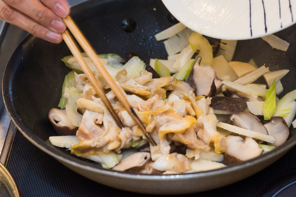 中華鍋（またはフライパン）に油を熱して①を炒め、いったん取り出す。