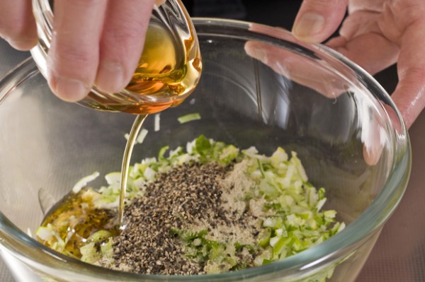 長ねぎは粗みじん切りにしてボウルに入れ、昆布茶、粗びき黒コショウ、ゴマ油を加えてよく混ぜ合わせ、塩で味を調える。