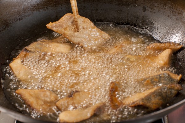 1に小麦粉をまぶし、余分な粉を落としてから170度の油できつね色になるまでよく揚げる。
