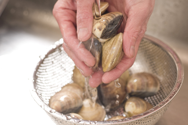 ハマグリは貝殻同士をこすり合わせてよく洗ってから鍋に入れ、酒を加えフタをして強火にかけ、口の開いたものから取り出し、殻から身を取り出す。