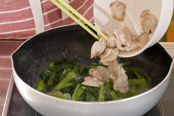 鍋に残った蒸し汁に水適宜を加えて火にかけ、昆布茶で味を調え水溶き片栗粉でとろみをつけたら、小松菜を加えてひと混ぜする。小松菜が温まったら、2のハマグリを加えひと混ぜして器に盛り、仕上げにおろししょうがを添える。
