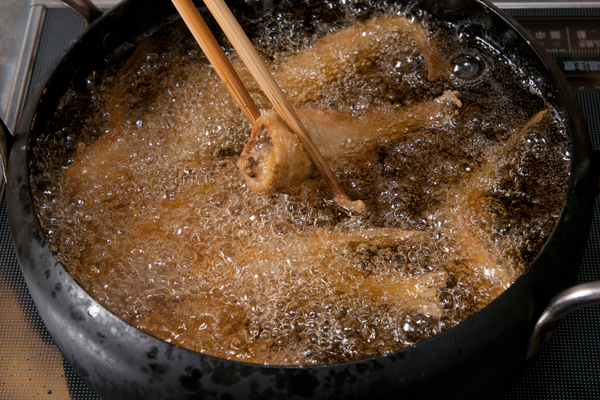 軽く汁気を拭き取り、片栗粉をまんべんなくまぶして、170度の油でじっくりと揚げる。皿に盛り、パセリとくし切りにしたレモンを添える。
