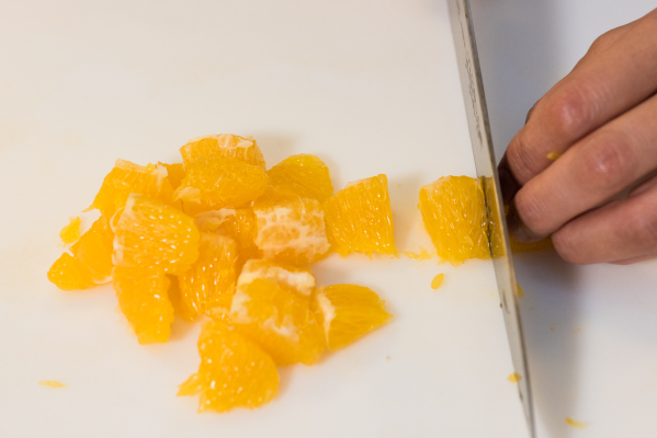 オレンジは皮をむいて果肉を取り出し、一口大に切る。セロリも筋をとって、斜め薄切りにする。