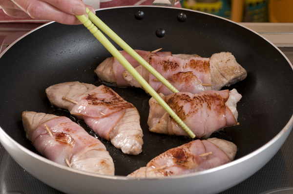 フライパンにサラダ油を熱して1のカジキを並べ入れ、両面をこんがりと焼く。