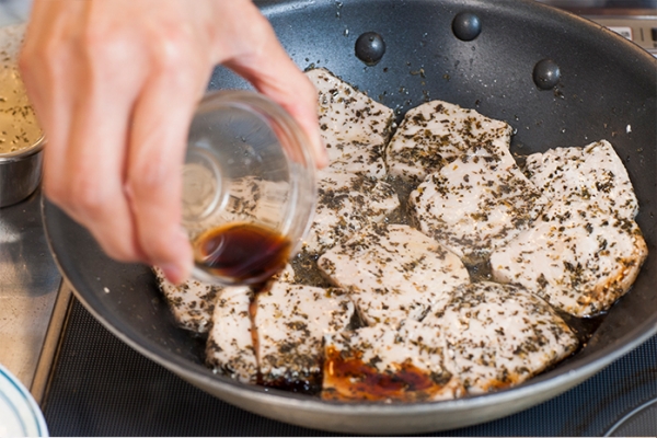 オリーブオイルを熱して、①を焼く。鍋肌にしょうゆをたらし、焦げ味を魚に移す。皿に取り出しておく。