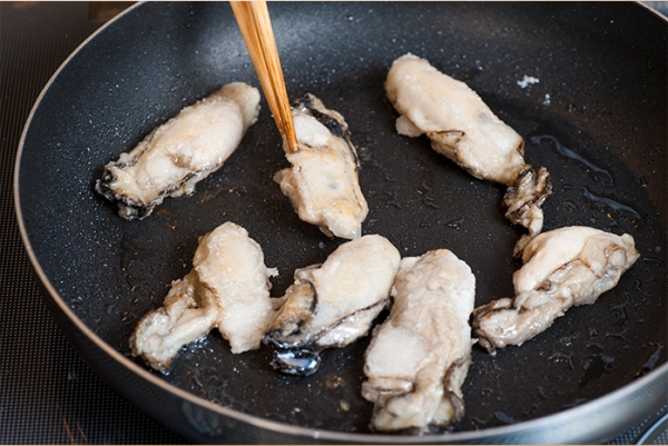 フライパンに油（大さじ1）を熱して牡蠣を両面焼き、皿に取り出す。