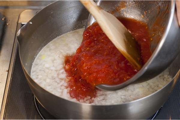 鍋にオリーブオイルを熱し、にんにくを炒める。香りがたったら、粗みじんにした玉ねぎとセロリ、千切りにしたベーコンを炒めて、透明になってきたら、水、ミックスビーンズ、トマト缶を入れて10分ほど煮る。