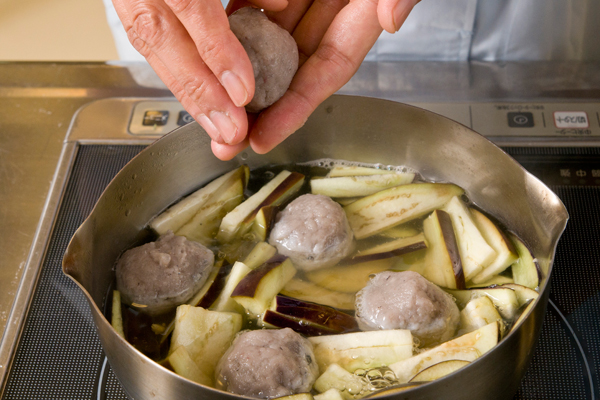 鍋にだし汁を入れ、縦に薄切りにしたなすを入れて火にかける。沸騰したら、①を丸めながら入れて加熱する。