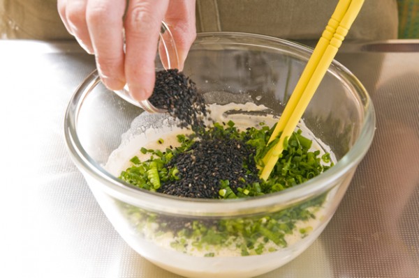 ボウルで天ぷら粉を袋の表示通りに水溶きし、万能ネギと黒ゴマを混ぜ合わせて衣を作る。