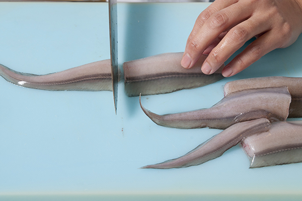 水魚は頭と内臓を取り除いて、4～5cm程度のぶつ切りにする。しょうがは薄くスライスしておく。