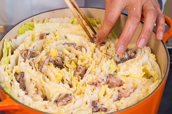 白菜は、4～5cmぐらいの輪切りにして、鍋に詰める。鯖缶の水気を切り（汁は取っておく）、鯖を白菜の間にいれる。短冊に切った薄揚げを上にのせる