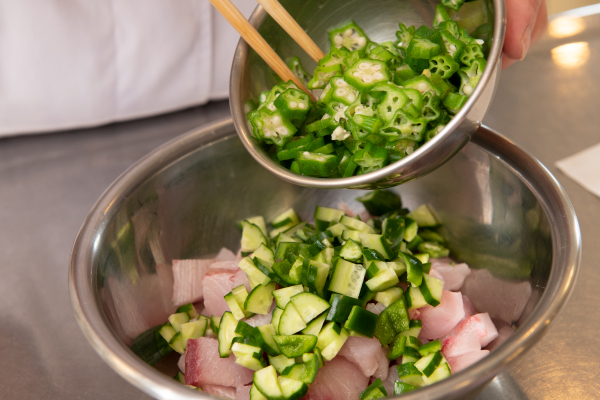 ピーマン、きゅうり、山芋は色紙切り、オクラは輪切り、みょうが、大葉、白菜の漬物はみじん切りにし、シイラと合わせる。