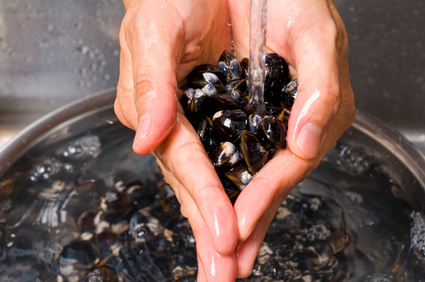 シジミは砂抜きをして、殻同士をこすり合わせて流水でよく洗い、水気を切る。