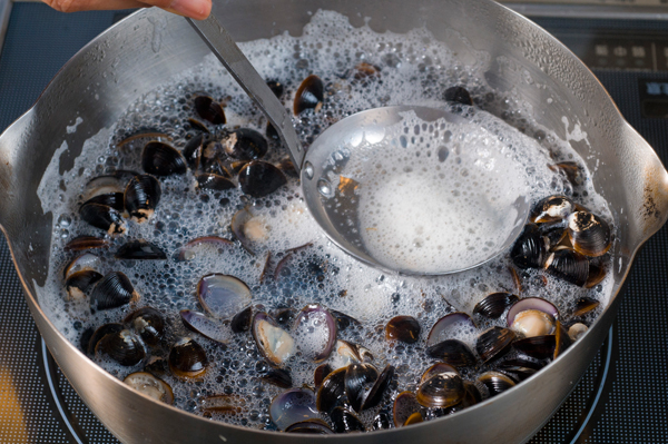 鍋に1のシジミと酒を入れ、殻が開くまで加熱し、シジミの身を殻から取り出す。