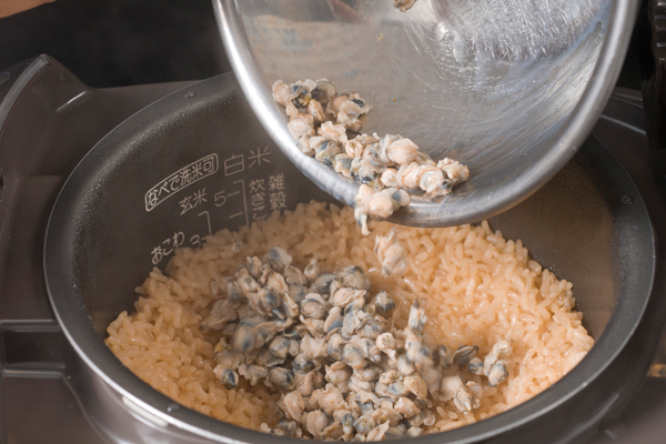 予め洗っておいた米に、２のシジミの煮汁と水を合わせて400mlを加える。30分浸水したのち、Ａの調味料を加えて炊く。炊き上がりに2のシジミの身を加え、千切りにした大葉と針ショウガを加えて軽く混ぜ合わせたら器に盛る。