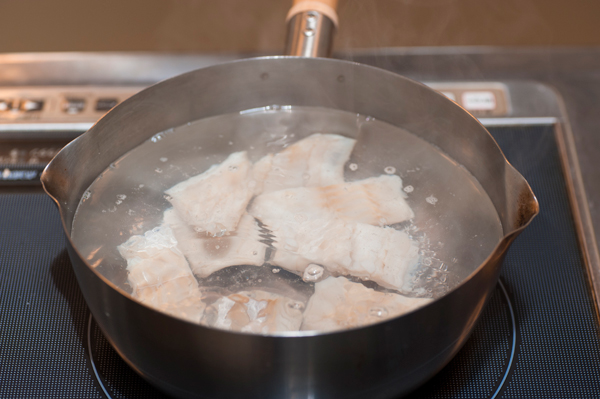 すきみたらは、熱湯で15分くらいを2～5回ほど繰り返して塩抜きをする。塩抜きしたすきみたらを適当な大きさに切って、沸騰したお湯で５分ほど茹でる。水気をとって、骨を取り除く。