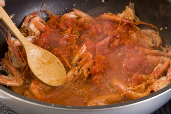 2に1のトマト水煮を加え、甘エビの頭の部分をヘラでつぶすようにしながら煮て、煮立ったら塩小さじ1としょうゆ、みりんを加えひと煮立ちさせる。 そこに茹で上がったスパゲティを加えてよくからめ、器に盛る。あれば、パセリのみじん切りをかける。 