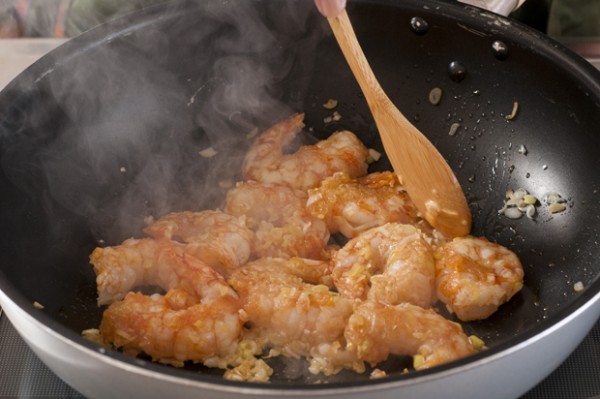 フライパンにごま油を熱してショウガと長ネギ、にんにくのみじん切りを炒める。香りが立って来たら1のエビを入れてほぐしながら炒め、色が変わって来たら小松菜を加えて更に炒める。全体に火が通ったら鶏ガラスープの素と塩、コショウで味を調え、水溶き片栗粉を回し入れて水分にとろみを付けたら器に盛る。