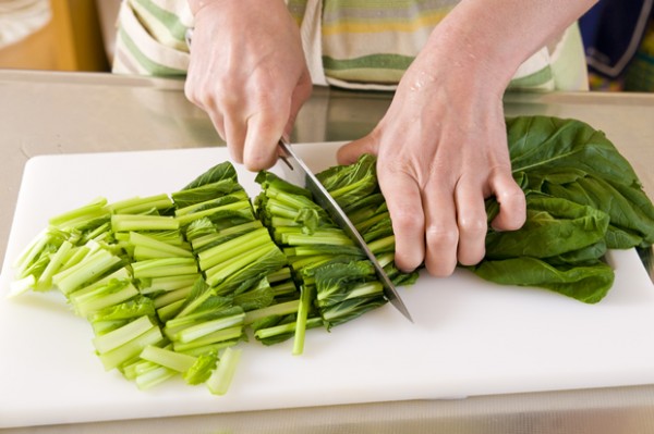 小松菜は根元を切り落として長さ3㎝程度のざく切りにする。鷹の爪はタネを取り除いて小口切りにする。