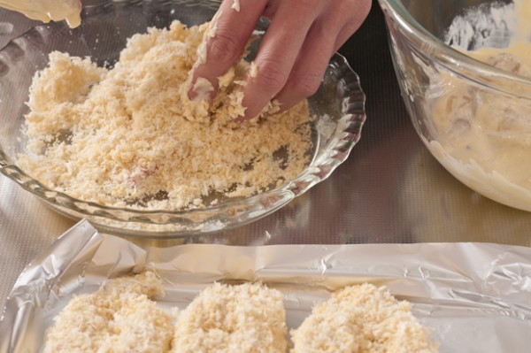 パン粉をバットなどに入れて粉チーズを混ぜ合わせる。1のエビにマヨネーズを まぶしてからチーズパン粉を全体にまぶし、アルミホイルにのせる。