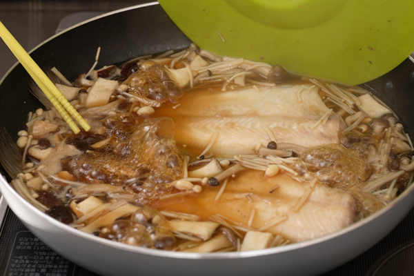 カレイに完全に火が通るまで8分程度加熱して、カレイを取り出して器に盛る。残った煮汁できのこを少し煮てから昆布茶で味を整え、カレイの上に乗せ盛り、貝割れ菜を添える。
