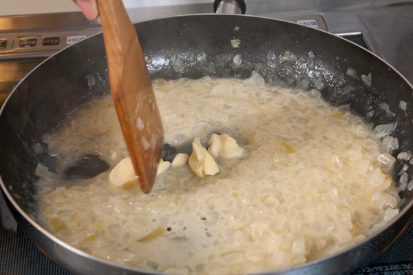 ソースを作る。テフロンパンにオリーブオイル大さじ１を入れて、みじん切りにした玉ねぎを弱火で透き通るまで炒める。さらにAを入れ、バターを少しずつ加えながらとろみが出るまで煮詰める。