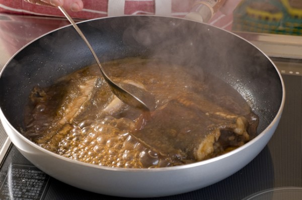 フライパンにゴマ油を熱して2を並べ入れ、両面にこんがりとした焼き色が付くまで焼く。Aを加えて煮立て、全体に絡めながら汁気が無くなるまで焼いて器に盛り、万能ネギの小口切りを散らす。