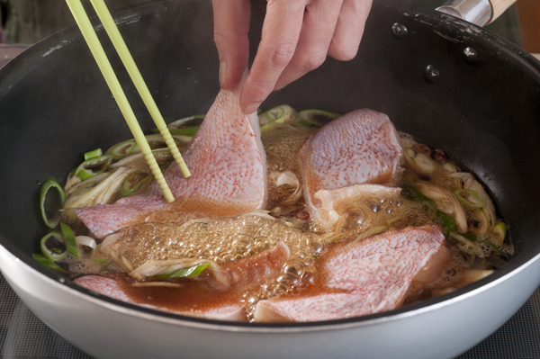 フライパンにAと1を入れて沸かし、赤魚の皮目を上にして並べ入れて強火で煮る。