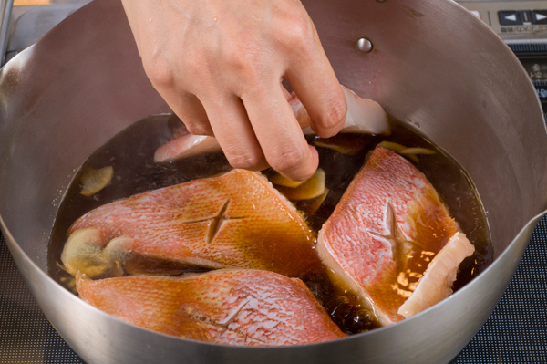 鍋にAを入れて煮立て、しょうがのスライスと1の赤魚を加えて煮る。