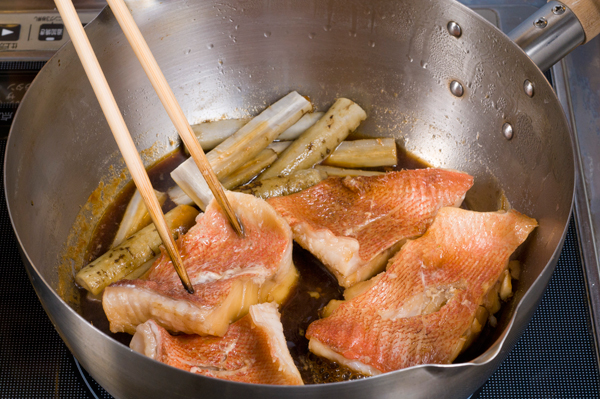 赤魚が煮えたら一旦鍋から取り出し、煮汁を元の7割くらいの量になるまで煮詰める。再び赤魚を鍋に入れ、1のゴボウを加えて絡める。器に盛り、粉山椒を好みで振りかける。