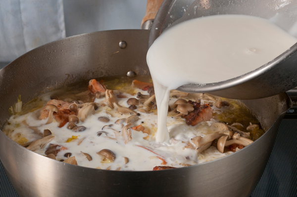 予め牛乳で米粉を溶かしておいたものを2の鍋に加え、弱火でとろみがつくまで煮て、塩で味を整える。器に盛り、仕上げに刻んだパセリをちらす。