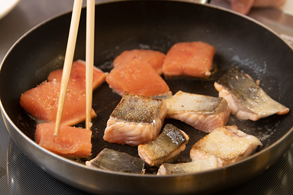 秋鮭は1口サイズに切り、塩、コショウを振っておく。じゃがいもは皮をむき、１センチ程度の輪切りにし、耐熱容器に入れ、電子レンジで４分ほど加熱しておく。ブロッコリーは茹でておく。フライパンでバターを熱し、鮭をさっと焼き、取り出す。