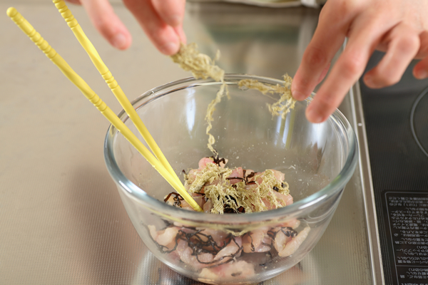 おぼろ昆布をほぐしながら2.に加えてサックリと和え、器に盛ってツマ野菜を添える。