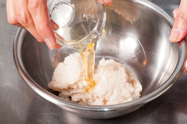れんこんは皮をむき、すりおろしてざるに上げ、水気を自然に切って塩、片栗粉、卵白を加える。ゆでて薄切りにしたぎんなんも入れる。