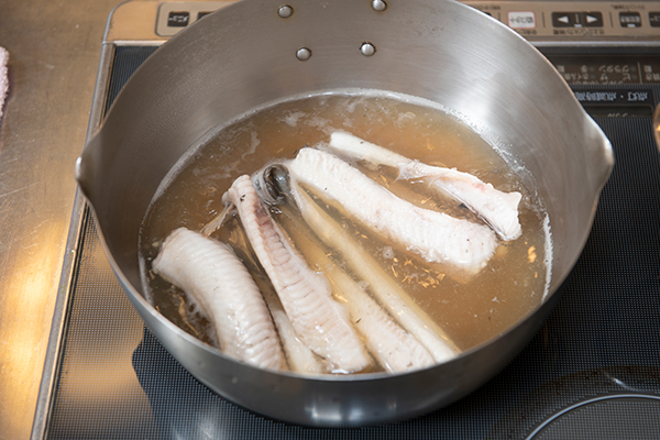 穴子はさっと湯通しをして、皮のぬめりを取り除く。鍋の幅に合わせて切り、Aのだし汁、しょうゆ、みりん、砂糖を入れ、落とし蓋をして15分ほど煮る。