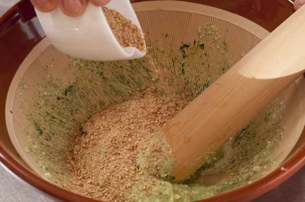 1のこんにゃくをＢで煮て下味を付け冷ます。 茹でたほうれん草をすり鉢ですり、木綿豆腐を加えさらにすり、Cを加えて味付けをし緑色の和え衣を作る。