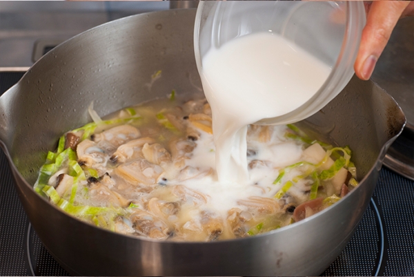 ②の鍋にスープを入れて、5分ほど煮る。あさりと牛乳を入れて、調味する。パセリを飾る