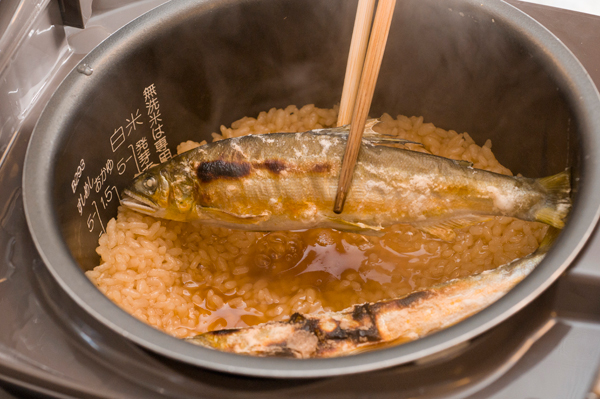 炊飯器に洗米した米、水、昆布を加え、30～1時間浸水させ昆布を取り出し、Aの調味料を加え、炊飯する。炊飯器から湯気が出てきたら一旦フタを開け、1の鮎を加え残り時間まで炊く。