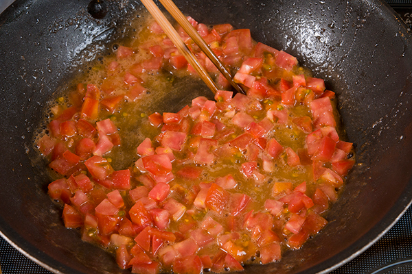 ②を皿に取り出して、ざく切りにしたトマトと白ワインを加える。トマトが少し崩れたらパセリのみじん切りを加えてソースを作る。皿に盛り付けたムニエルにソースをかけて出来上がり。