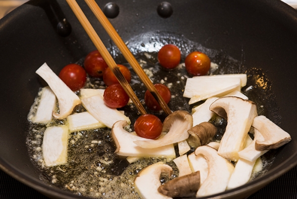 フライパンにオリーブ油、バターを引き、みじん切りにしたにんにくを入れ、焦がさないように炒める。エリンギ、プチトマトを炒める。