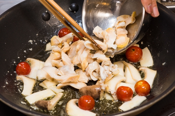 ①のバイ貝を②に入れ、簡単に炒め合わせる。塩、コショウで味を調整する。最後にパセリをふる。
