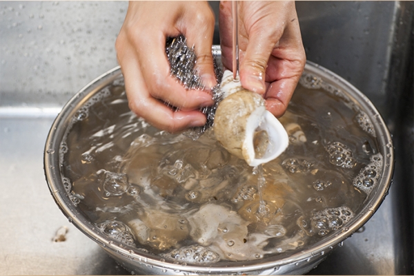海水程度（3％程度）の塩水に数時間バイ貝をつけて砂を吐かせ、たわし等で貝殻を綺麗に洗う。
