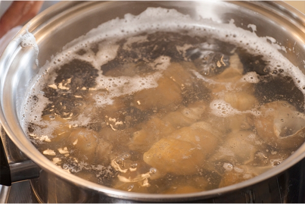 鍋にたっぷりの水と1のバイ貝を入れ、塩水程度（3％程度）になるように塩を加えて加熱し、沸騰したら火を止める。10分ほどそのまま放置してから身を殻から取り出し、貝蓋と唾液腺を取り除いて包丁で薄切りに切る。