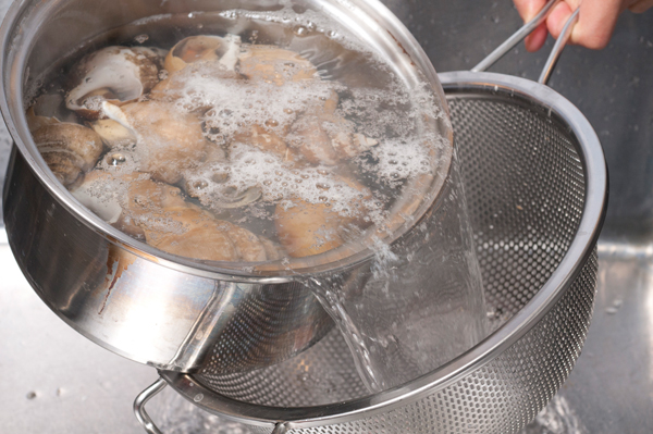 鍋にたっぷりの水、1のバイ貝を入れ、塩水程度（3％程度）になるように塩を加えて加熱し、沸騰したら茹でこぼす。