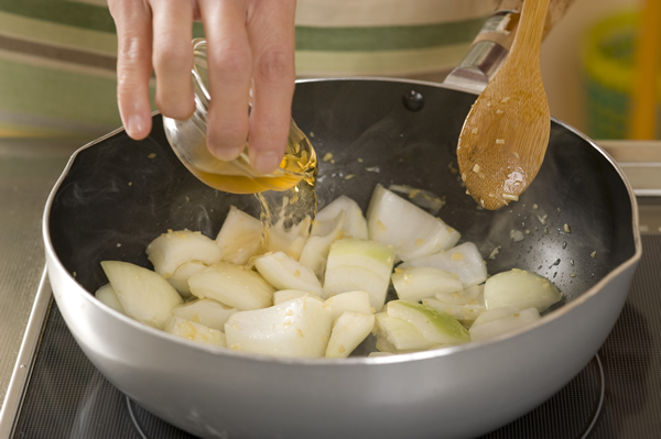 鍋にオリーブ油とにんにくを入れて中火に掛け、香りが立ったら玉ネギを炒め、油が回ったら水と白ワイン、昆布茶を加えて煮立てる。