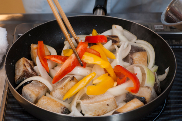 油を敷いたフライパンで①を焼く。つぶしたにんにくで香りを出し、焼けてきたら野菜を炒める。種を取った赤唐辛子を加える。