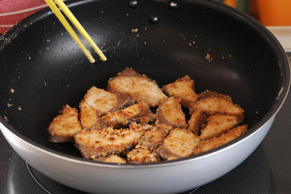 同じフライパンにサラダ油を熱して1のブリを両面こんがりと焼き、2を加えて炒め合わせる。混ぜ合わせたAを加えよく絡めたら、水溶き片栗粉でとろみをつけ、器に盛る。